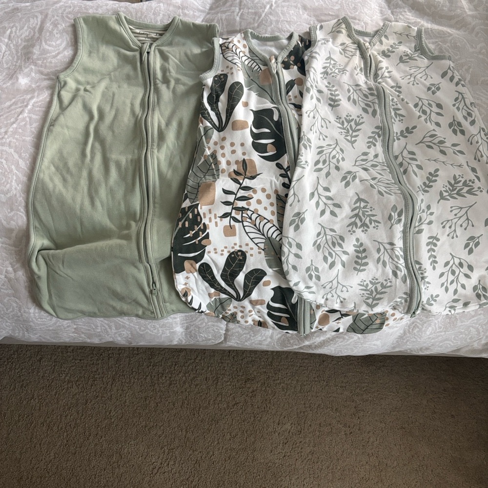 Set of Three Baby Sleep Sacks in Green and Leaf Patterns unisex 0-6month - Picture 3 of 3